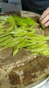 莴笋切菱形怎么切图解_莴笋切菱形，脆爽美味超简单！