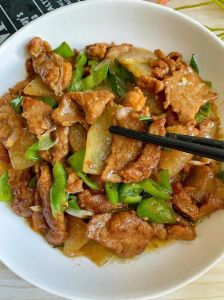 冬瓜炒肉丝的做法_老阿姨送冬瓜，邻里温情暖冬日，冬瓜做法学起来！