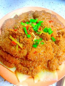 家常米粉肉的做法_蒸肉偏干？米粉湿润控火候，美味不愁！