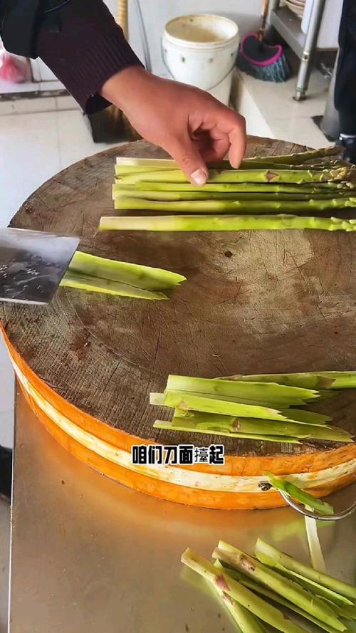 芦笋怎么去皮快好图解_轻手去皮，斜刀快炒，鲜嫩美味！