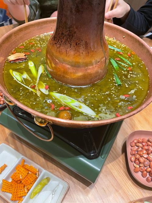 东北酸菜铜火锅_东北酸菜铜锅火锅，酸爽鲜香，美味传承！
