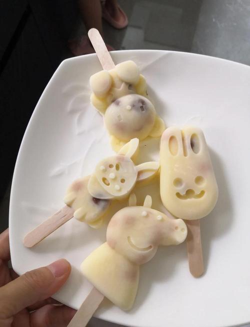 草莓小布丁雪糕的做法_草莓小布丁雪糕，简单自制，好吃又健康！