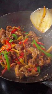 子姜炒鸭肉的做法_香辣脆嫩家常味