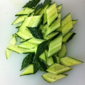 黄瓜切片怎么切菱形_几种切菱形黄瓜片的方法，美化你的菜肴！