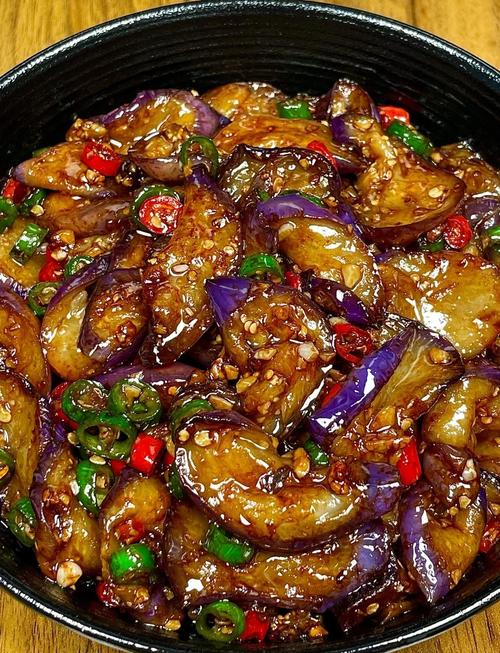 家常炒茄子做法_咸香茄子，下饭神器，简单易学！