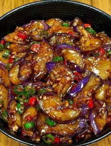 家常炒茄子做法_咸香茄子，下饭神器，简单易学！