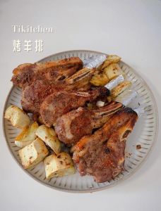 蜜汁烤羊排的做法_腌烤翻刷撒，外酥里嫩香