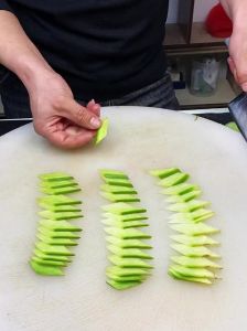 菱形片切菜刀法图解_教你斜切出菱形片，菜美又好看！