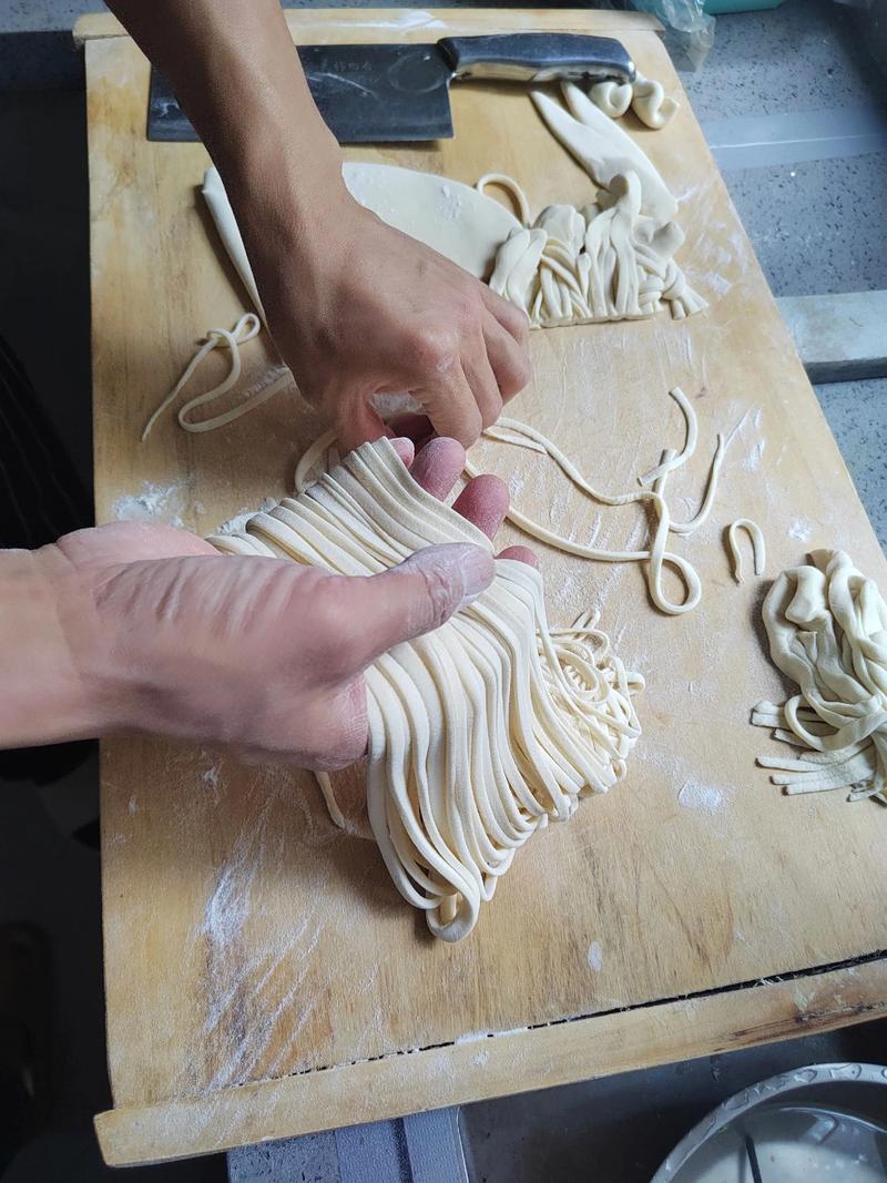 手工扯面的做法_掌握0.5mm厚，香辣臊子肉配菜丰富