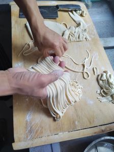 手工扯面的做法_掌握0.5mm厚，香辣臊子肉配菜丰富