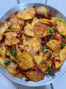 炸土豆片的做法_空气炸锅炸土豆片 椒盐香脆 低脂美味