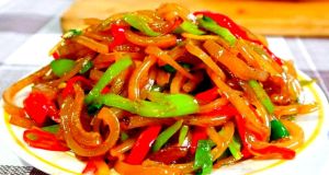 小炒猪皮的做法_芹菜炒猪皮香辣开胃，猪皮这样吃最销魂！