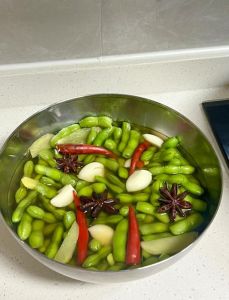 五香水煮毛豆的做法_五香水煮毛豆，夏日解馋小美味！