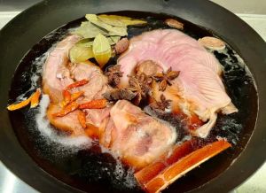 猪舌头白色膜怎么清理快_温水煮沸去腥，刀刮舌苔粉红亮