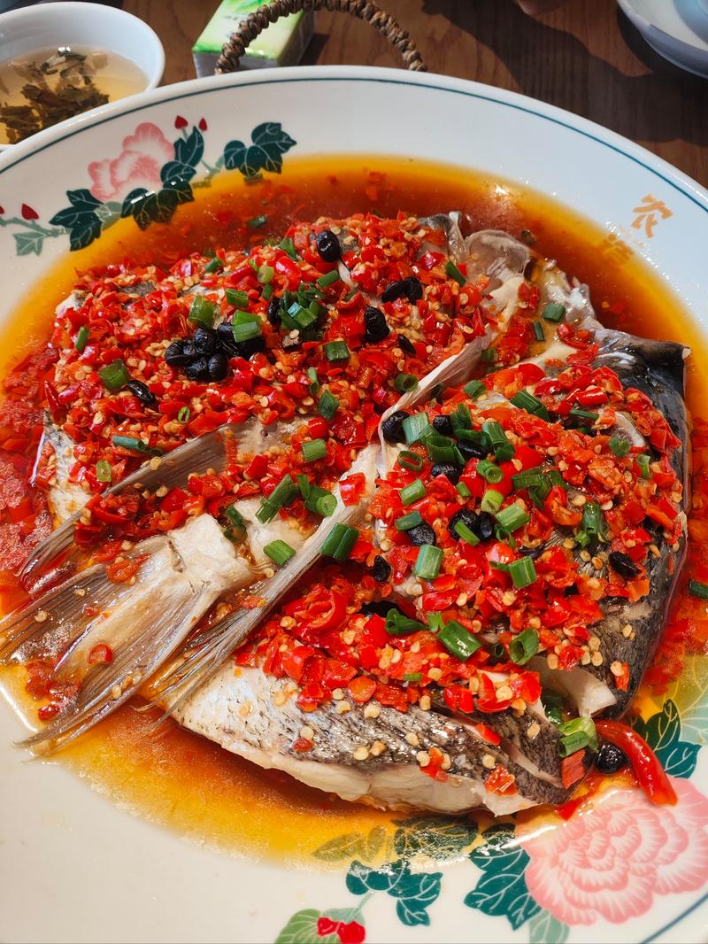 剁椒鱼头是四川菜吗_湘菜经典，鲜辣可口