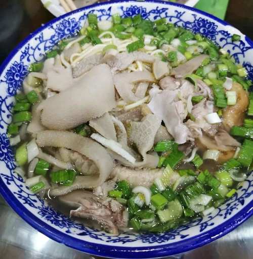 甘肃著名菜_烤全羊手抓羊肉，风味独特！