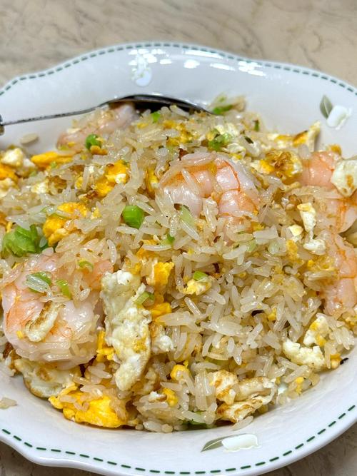 蛋炒饭的做法_剩饭粒粒分明香可口
