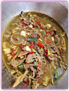 牛瘪火锅起源_黔东南特色暖胃美食