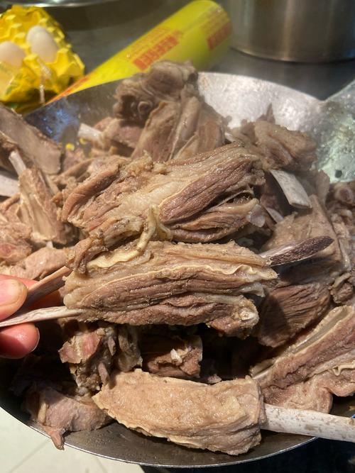 手抓羊排的做法_腌香烤嫩，简单美味
