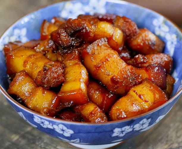 放什么炖肉让肉又软又烂_炖肉加山楂柠檬，草果肉蔻去腥香，砂锅慢炖入味