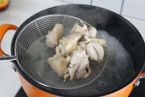 猪肉焯水几分钟合适_冷水慢火焯五花肉，去腥嫩滑营养好