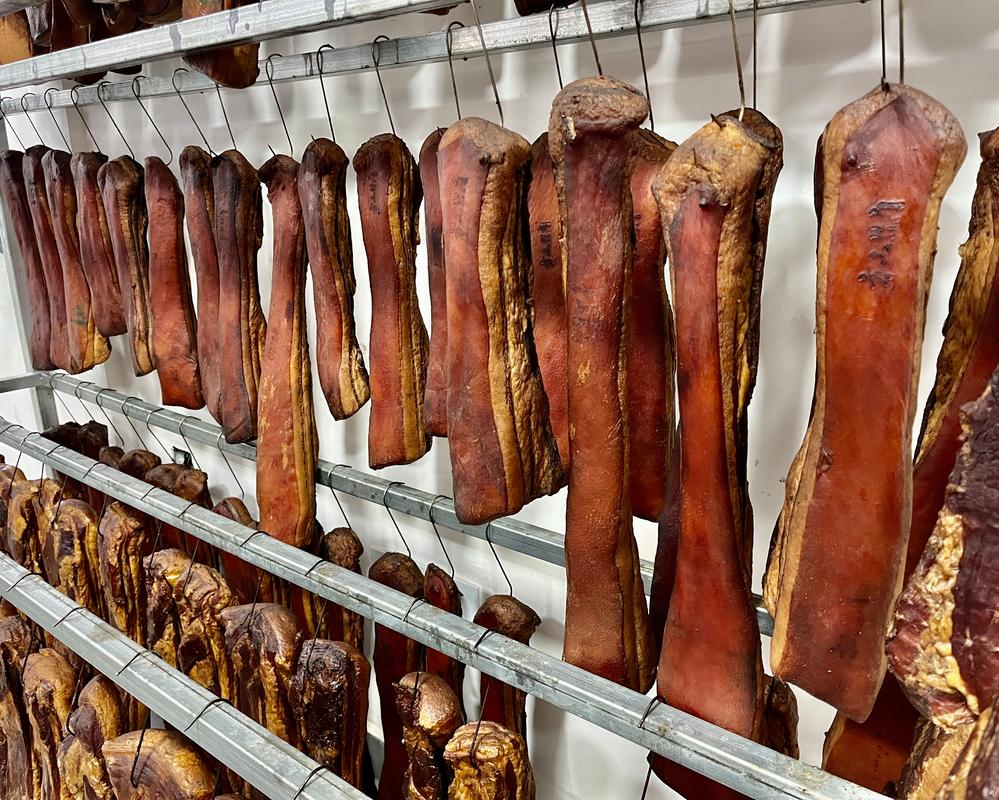 腊肉为什么叫做腊肉_腊肉干制名，非腊月制，腌烤晾成风，宜选阴凉存