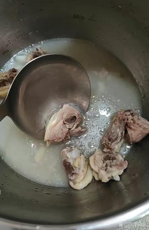 焯过水的肉为什么硬_冷水下锅焯排骨，鲜嫩不柴有诀窍