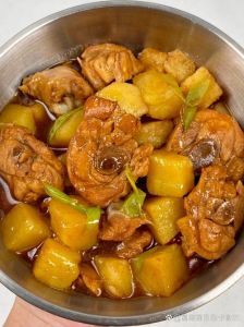 红烧鸡腿肉土豆的家常做法_青花椒爆炒鸡腿肉，红油土豆下饭菜