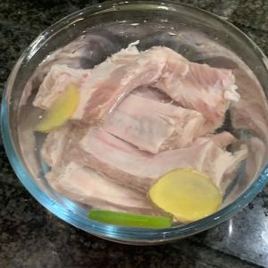 排骨什么情况下不用焯水_蒸排骨要焯水吗？看新鲜度和做法选