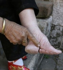 古代什么时候有裹小脚的做法_始于宋代，残害女性肢体的恶习