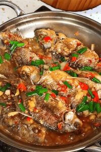 红烧鲫鱼的家常做法_选对鱼，处理好，调味炖煮收汁，美味无腥