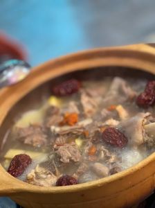 清炖羊肉汤的正确方法_清炖羊肉去膻暖身，滋补美味
