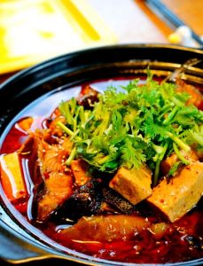 水煮鲶鱼正宗做法_鲶鱼去腥增鲜，水煮做法详解