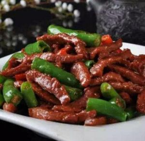 家常杭椒牛柳的做法_嫩滑杭椒牛柳，秘诀在此