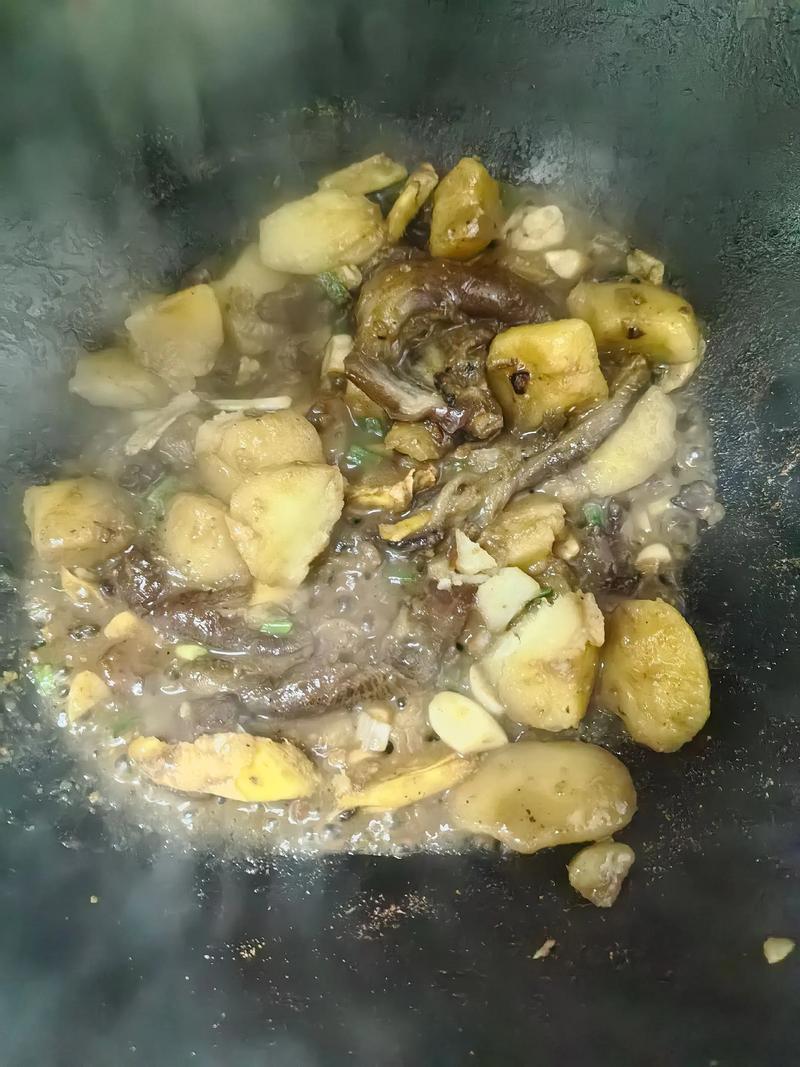 茄子炖土豆的家常做法_农家酱茄土豆炖粉条