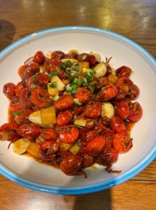 麻辣虾球的做法_鲜香酥脆，川菜美味！