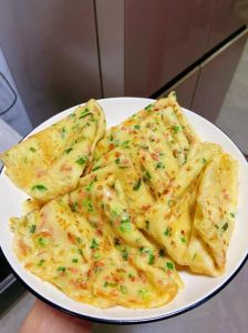 葱花软饼的家常做法_外酥里软，简单美味！