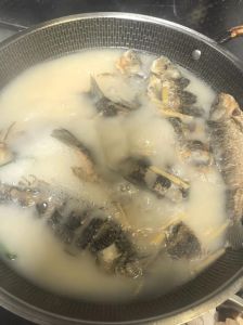 清炖鱼汤最简单的做法_清炖鱼汤选清江鱼，鲜嫩滋补好做法