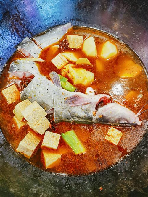 东北铁锅炖鱼的家常做法_东北铁锅炖鲢鱼,鲜美营养 东北铁锅炖鱼的家常做法_东北铁锅炖鲢鱼,鲜美营养