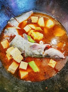 东北铁锅炖鱼的家常做法_东北铁锅炖鲢鱼，鲜美营养