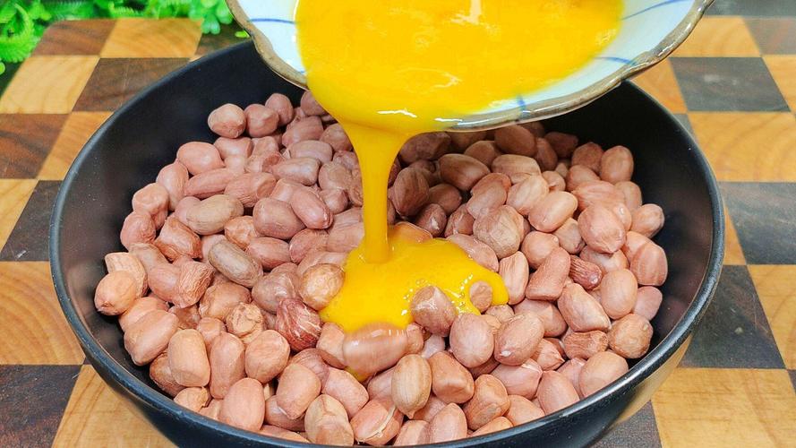 蛋裹花生米的家常做法_香脆炸花生，简单易做！
