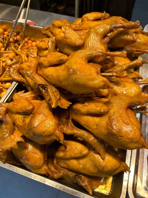 整只鸡怎么卤才嫩又入味_选对鸡，文火慢卤40分钟，卤鸡皮亮肉香