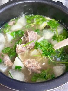 清炖羊肉正宗的做法_羊肉暖身，清炖萝卜鲜美可口