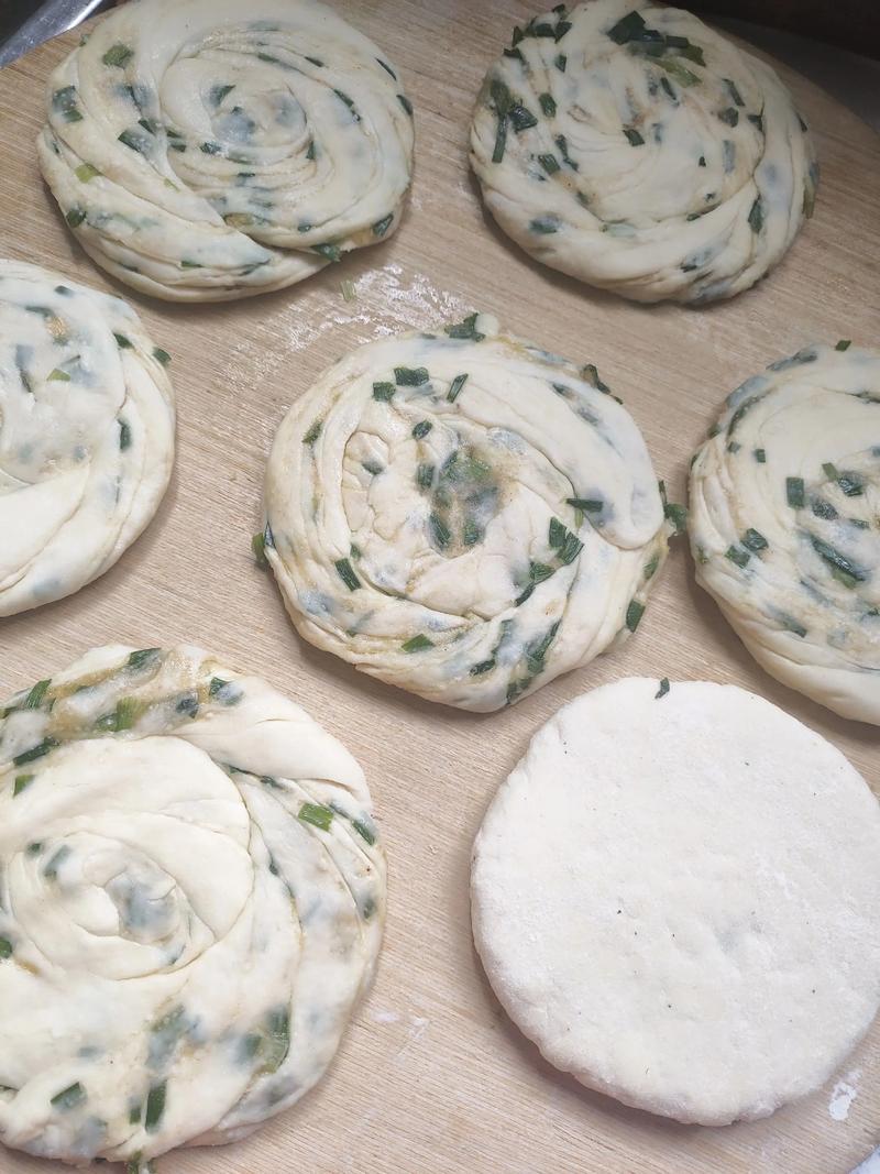 做葱花饼的家常做法_面团油酥要诀