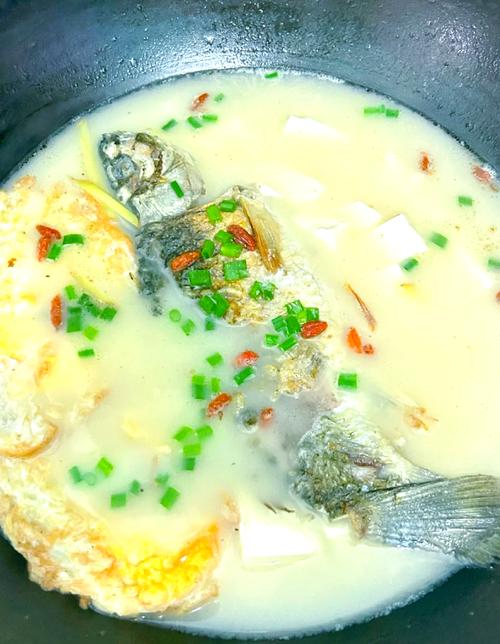 冬天鲫鱼汤的做法_暖心鲫鱼汤,美味营养,驱寒滋补! 冬天鲫鱼汤的做法_暖心鲫鱼汤,美味营养,驱寒滋补!