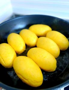 烙玉米面发面饼的做法_开水烫面玉米饼，松软可口营养好！