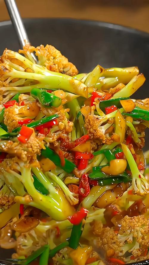 大盆花菜的家常做法_快炒小方块花菜，特制酱汁裹香脆油渣，地道湘菜！