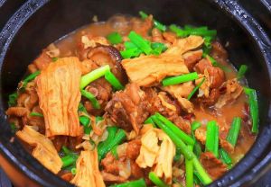 鸭肉焖腐竹的做法_家常美味，鲜香爽滑！