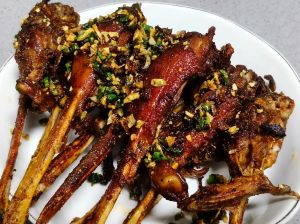 香酥椒盐鸭下巴的做法_椒盐鸭下巴香酥下酒，夜宵必备美味！