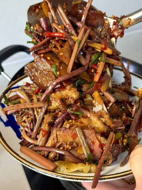 蕨菜炒肉的做法_春季脆嫩时令菜，简单美味营养